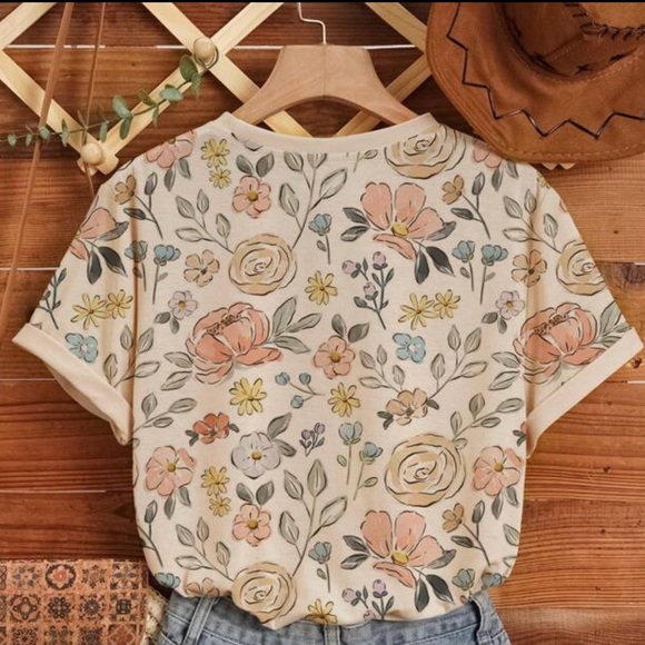 ⭐️Floral Print Cream Top - Picture 2 of 6